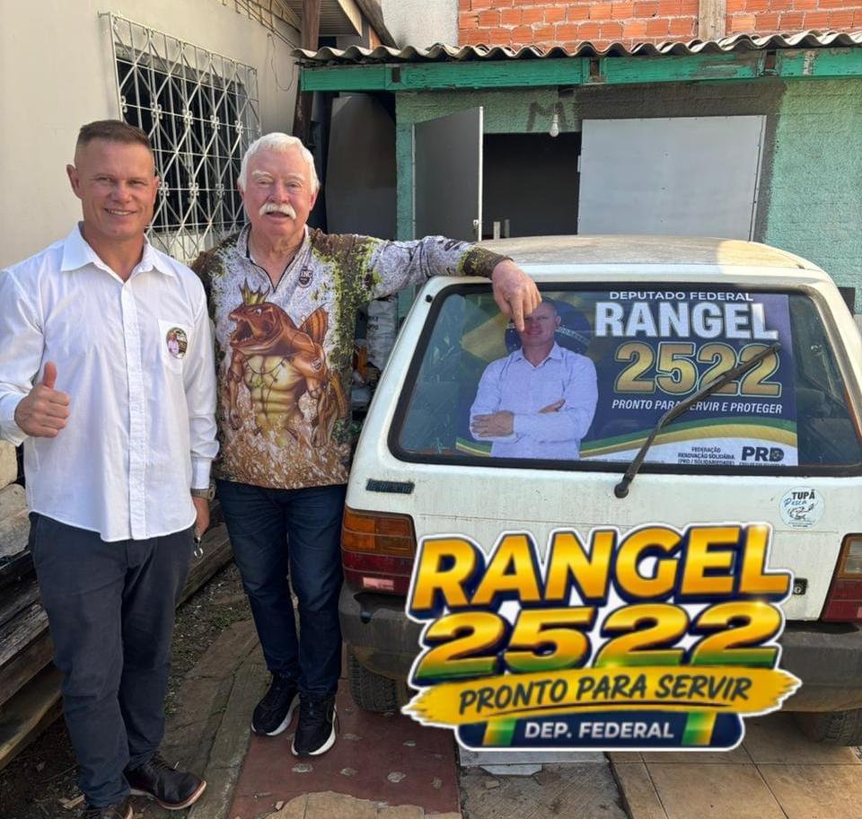 Rangel com apoiador e carro de campanha