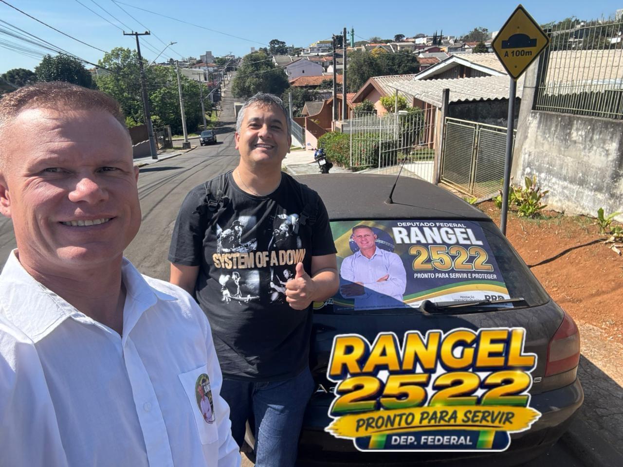 Rangel em campanha de rua com apoiador